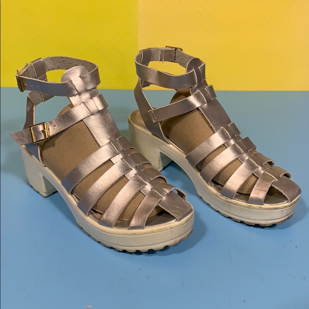 Bucco Silver White Strappy Shoes 6